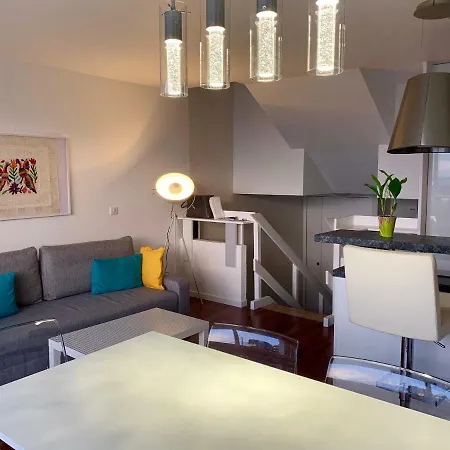 Newly Renovated Triplex In Marina